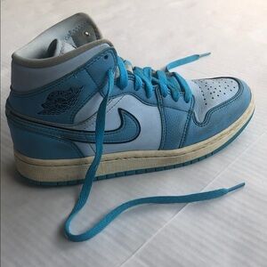 NIKE Air Jordan 1 Mid SE “Ice blue” Women’s Basketball Sneakers Size 6.5